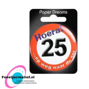 Button klein "Hoera! 25 ...op weg naar de 50!"