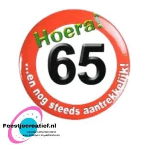 Button klein "Hoera! 65 ...en nog steeds aantrekkelijk!"