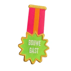 Strijkembleem Gouwe ouwe roze/oranje 9x4 cm