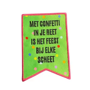 Strijkembleem “Met confetti in je reet is het feest bij elke scheet” – 6 x 8 cm groen