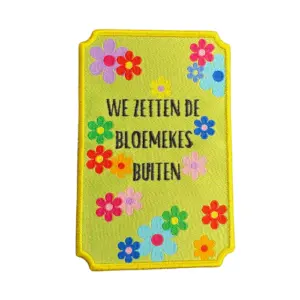 Strijkembleem “we zetten de bloemekes buiten” – 8 cm